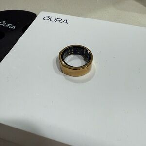 Oura Elegant Gold Ring